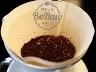 原创|热带雨林圣诞咖啡,咖啡粉放入滤纸中；