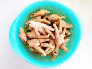 私房菜 密制酸辣鸡爪,把鸡爪捞出来,沥干水份