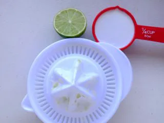 秘制异国风味鸡胸肉腌料&绝佳搭配 （减肥必备）,鲜榨半个青柠汁 准备椰奶1/4杯