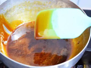 自制脏脏珍珠奶茶奶盖,小火煮至浓稠，可以先舀一点试试会不会挂壁，如果不会挂壁可以再煮一会儿，要不停的搅拌不要煮焦了