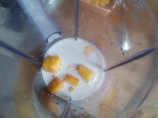 芒果芋圆西米露,取出一半芒果肉加入100克牛奶