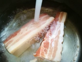 无法拒绝的下饭菜～回锅肉,冲洗干净