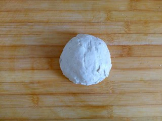 风情花生酱香蕉丸子,这是混合好的面团，比较粘，手可以抹点油或糯米粉（不要太多哦）