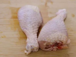 宫保鸡丁(最正宗最讲究的做法),鸡腿洗净。