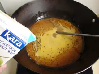 东南亚风味：咖喱红虾,加水、椰浆、鱼露、柠檬叶煮开