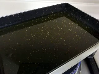 江南名小吃～炸年糕,锅里放油大火烧到七分热