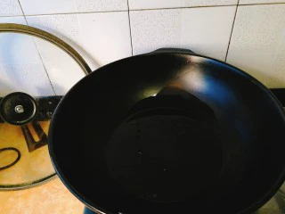 家常菜+梅菜扣肉,用厨房纸把肉表面的水擦净。锅里放油