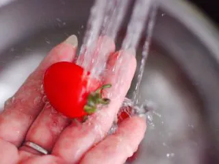 火龙果小番茄蜂蜜果汁,把小番茄先用淡盐水浸泡一会，再用自来水反复冲洗干净。