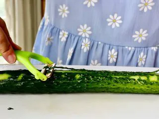三色冰水果汁,黄瓜刨去外皮，切掉头和尾