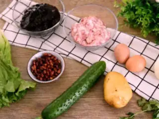 东北经典传统小吃:东北饭包,·食材· 猪肉 100g、豆瓣酱 100g、鸡蛋 2个 洋葱 30g、黄瓜 20g、生菜 20g 土豆 100g、花生米 50g、五香粉 5g 糖 10g、米饭 400g、辣椒油 10g