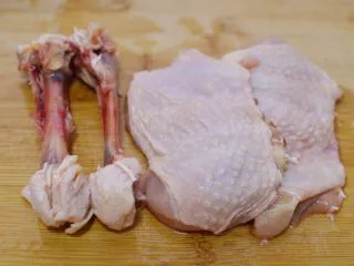 宫保鸡丁(最正宗最讲究的做法),两个鸡腿剔骨，把小腿处的白色筋膜切掉。 (会用到剪刀和小刀，可以百度一下视频教程。鸡腿剔骨其实并不麻烦，我专门计了一下时，两个用了一分十秒，熟能生巧吧。)