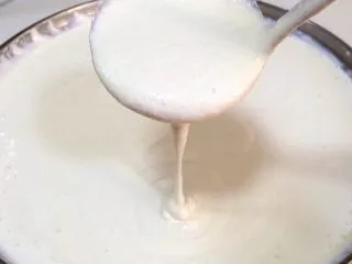 福建小吃—油饼,磨好后的豆米浆大概是这种浓稠度。