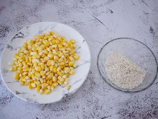 香浓奶香玉米汁,玉米洗净掰成玉米粒备用，把泡好的糯米洗净备用