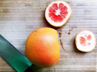 蜂蜜荔枝西柚汁,西柚洗净,擦干,先切去两头的皮