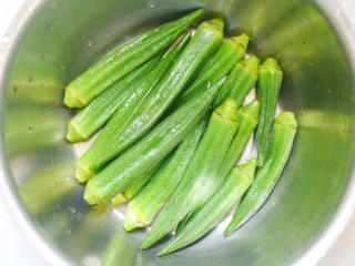 秋葵虾仁菌菇汤,捞出沥干水。