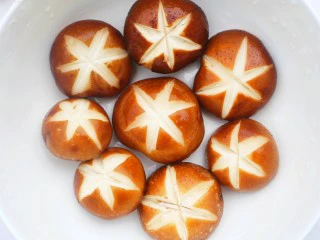 山药香菇玉米土鸡汤,香菇盐水洗净切花刀，焯水两分钟。