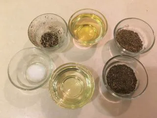 普罗旺斯风味番茄烩大虾,黑胡椒碎、白酒、百里香、盐、橄榄油、罗勒