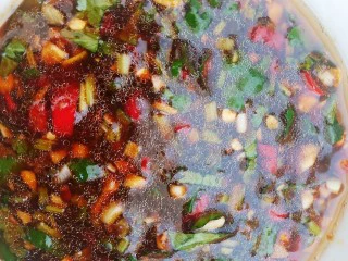 皮蛋特色小吃,撒少许白芝麻,将料汁搅拌均匀。