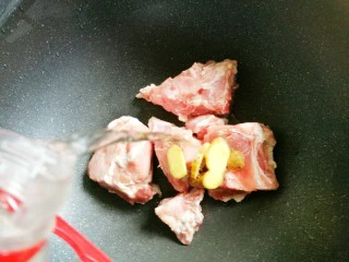 简单好喝的筒子骨玉米汤,一勺料酒。烧开撇去浮末。