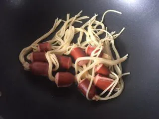 通心肠番茄意面,然后将沥干水份的穿肠意面放入锅里将热锅肠煎香，因为煮的时候热锅肠被煮得没有那么香了