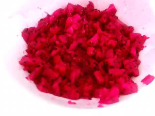 度夏消暑好饮品,火龙果西米露(附西米快熟方法及注意事项),放入碗中用小刀稍切下成小果粒。