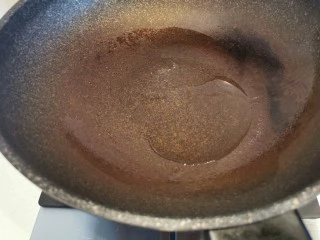 快手菜~干锅菜花,锅中放油，烧热