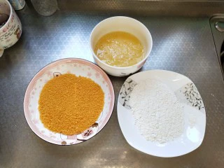 烤箱香酥大鸡排,准备好面包糠,面粉。鸡蛋液