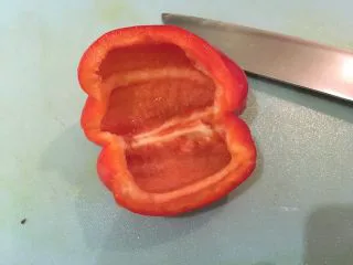 普罗旺斯风味番茄烩大虾,红甜椒洗净切去白膜