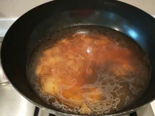 河北宣化特色小吃\卤菜\蒸莜面,加入适量水煮开。