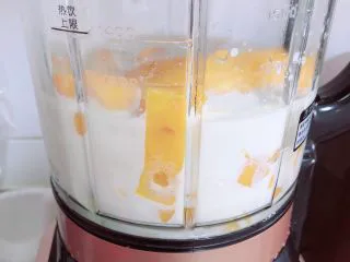 芒果香蕉奶昔 | 清肠排毒,盖盖儿，选择奶昔按键，破壁机可以工作了。