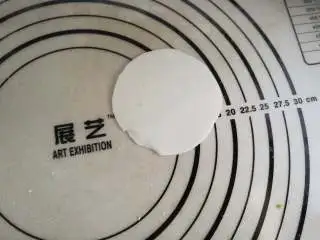 家乡小吃——小米,这样轻轻松松就能做出一张厚薄均匀的皮出来,厚度大概1-2mm左右即可