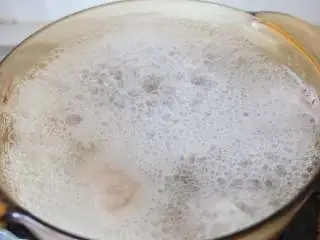 牛腩白萝卜煲汤,牛腩冷水下锅，加葱段和姜，开大火，煮出血沫，用勺子捞干净。