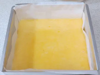 法式小甜点【椰蓉柠檬小方】,液体过筛,倒入酥饼底上
