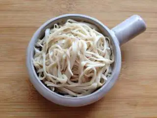 凉拌手撕杏鲍菇,再把杏鲍菇中的水分挤干，放入碗中