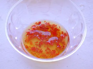 秘制异国风味鸡胸肉腌料&绝佳搭配 （减肥必备）,准备辣椒油 我的辣椒油是自己用世界最辣的魔鬼椒做的 （之前在食话里发过一次）所以放的比较少