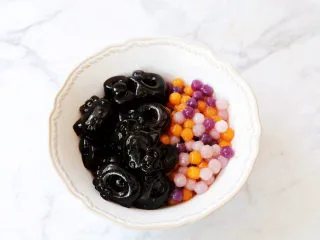 牛奶咖啡果冻,再将凝固的咖啡果冻取出脱模放入碗中