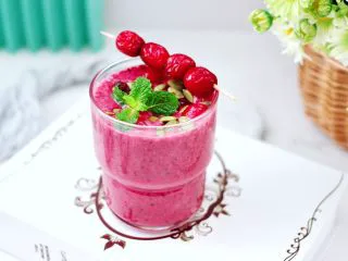 香蕉蔓越莓奶昔,可以开喝了,我还没端杯,嘻嘻,宝贝自己就赶紧端杯开始喝了,说太好喝了。