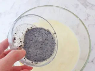 芝麻酸奶水果冻,倒入酸奶中