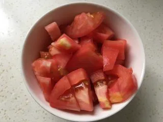 番茄金针菇鸡蛋汤,番茄去皮，切成小块备用。