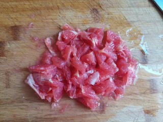 夏日甜品杨枝甘露,西柚切成小块