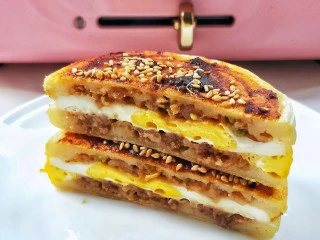 复刻街头美食~网厨第一个肉蛋堡,对半切开,香喷喷的饼皮,咬一口,满口肉香,好满足!