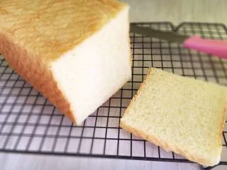 街头流行美食～【岩烧乳酪】,吐司切1.5cm厚片。