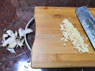 美味小吃,老坛酸辣鸡爪,蒜头去衣切成碎