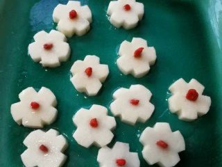 铁棍山药枸杞养生甜点,切花纹，中心用筷子扎一个小孔，塞入枸杞