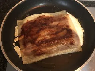 街头风味东北烤冷面,再刷上酱汁