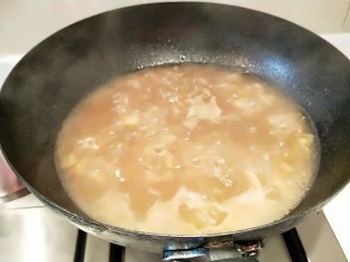 河北宣化特色小吃\卤菜\蒸莜面,熬制土豆茄子浓糊了就可以了。