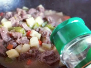 做年货+别有一番风味的牛肉浓汤,加入胡椒粉，糖调味。