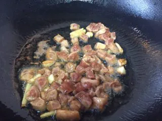 简易版陕西小吃烩麻食,放入肉丁
