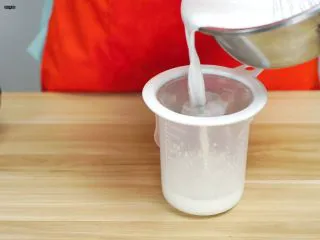 必吃的广东小吃——广州肠粉,将搅拌均匀的粉浆过滤