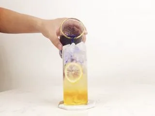 网红饮品—银河系水蜜桃,在家打造ins风,贴冰块倒入杯中